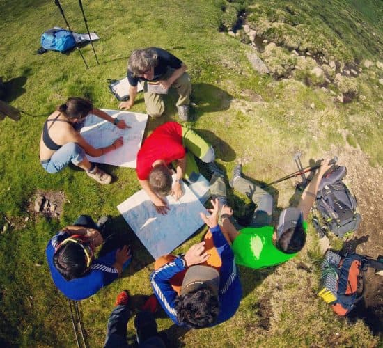Grupo revisando el mapa durante una ruta