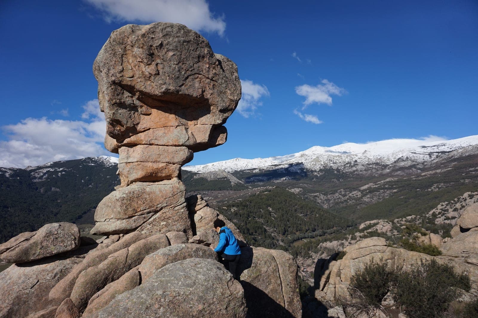 El Cáliz de la Pedriza y chozos de la zona