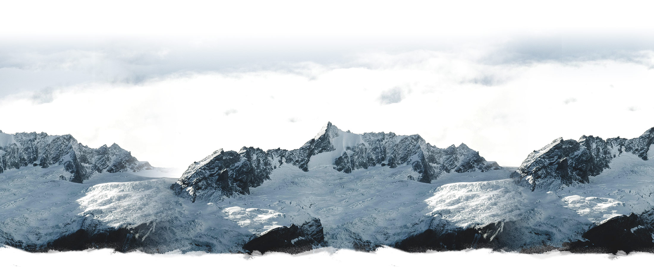 Cordillera nevada entre nubes — Subalpino